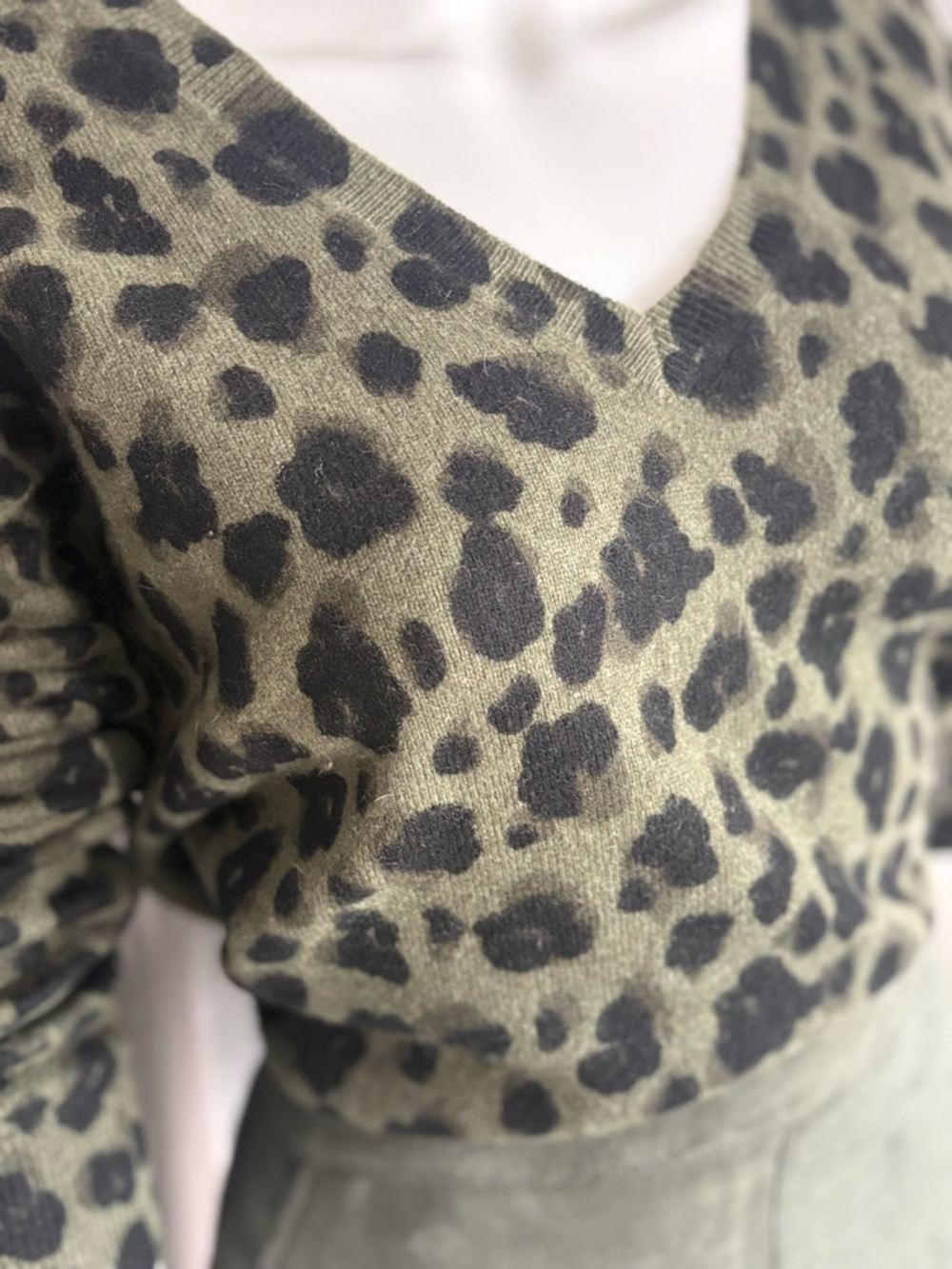 Rachel Zoe Olive Green Leopard Print V-Neck Sweater - Picture 2 of 3